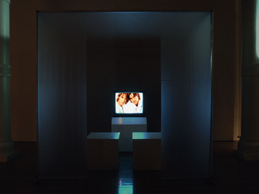 Claude Closky, ‘Cousins’, 1998, monitor, dvd, dvd player, silent, loop.